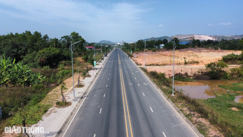 CSGT xử l&yacute; xe qu&aacute; tải tr&ecirc;n tuyến đường trăm tỷ bị hằn l&uacute;n ở Th&aacute;i Nguy&ecirc;n- Ảnh 4.