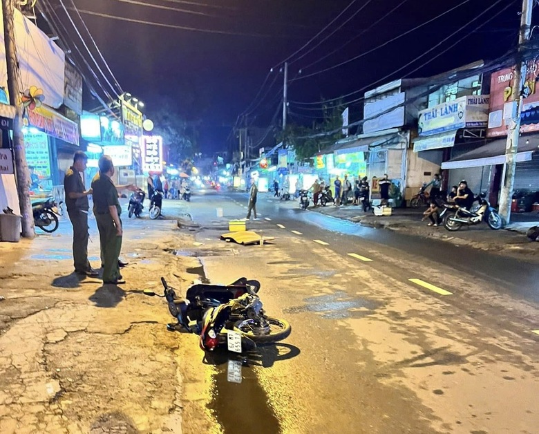 Va chạm với xe ôm công nghệ sau khi trượt ngã, người đàn ông tử vong thương tâm- Ảnh 1. Va chạm với xe ôm công nghệ sau khi trượt ngã, người đàn ông tử vong thương tâm- Ảnh 1.