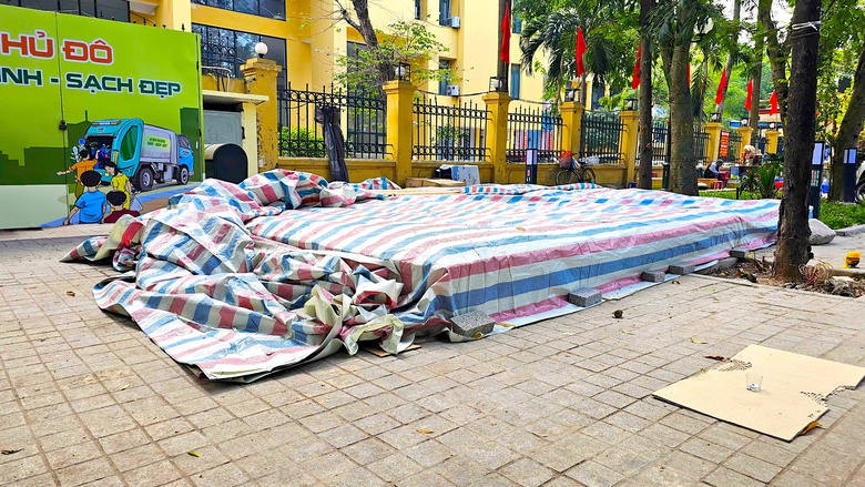 Hiện trường nơi phát hiện gần 150 bộ hài cốt ở phố Tây Sơn- Ảnh 3. Hiện trường nơi phát hiện gần 150 bộ hài cốt ở phố Tây Sơn- Ảnh 3.