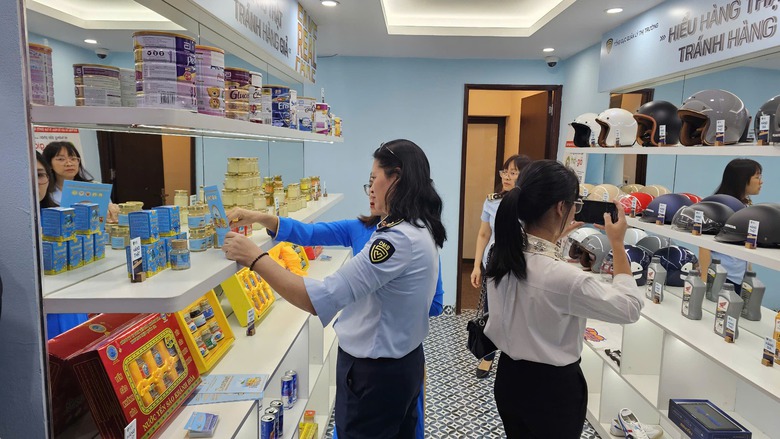 Mở cửa phòng trưng bày hàng thật - hàng giả cho người dân tham quan- Ảnh 2. Mở cửa phòng trưng bày hàng thật - hàng giả cho người dân tham quan- Ảnh 2.