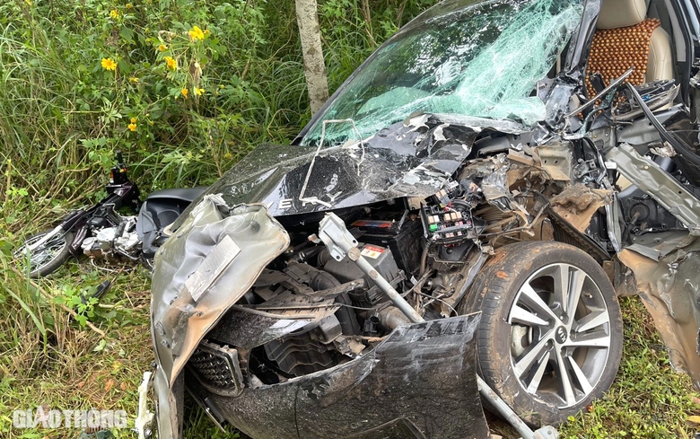 Tai nạn li&ecirc;n ho&agrave;n tr&ecirc;n đường Hồ Ch&iacute; Minh, người d&acirc;n d&ugrave;ng c&aacute;p k&eacute;o cửa cứu t&agrave;i xế mắc kẹt- Ảnh 2.