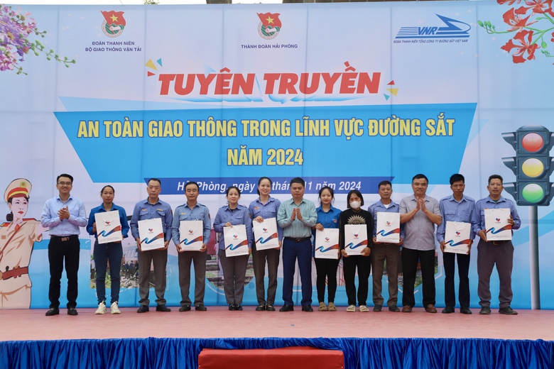 Đoàn Bộ GTVT tuyên truyền an toàn đường sắt; tập huấn kỹ năng cho cán bộ Đoàn- Ảnh 4. Đoàn Bộ GTVT tuyên truyền an toàn đường sắt; tập huấn kỹ năng cho cán bộ Đoàn- Ảnh 4.