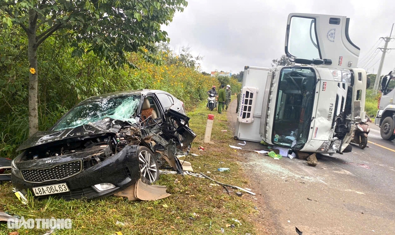 Tai nạn li&ecirc;n ho&agrave;n tr&ecirc;n đường Hồ Ch&iacute; Minh, người d&acirc;n d&ugrave;ng c&aacute;p k&eacute;o cửa cứu t&agrave;i xế mắc kẹt- Ảnh 1.