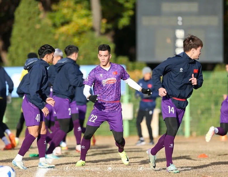 Sang H&agrave;n Quốc tập huấn, tuyển Việt Nam rơi v&agrave;o cảnh "dở kh&oacute;c dở cười" v&igrave; qu&acirc;n xanh- Ảnh 1.