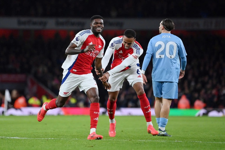 Ngoại hạng Anh: Arsenal ngắt mạch 4 trận kh&ocirc;ng thắng, Man City thua sốc Tottenham - Ảnh 1.