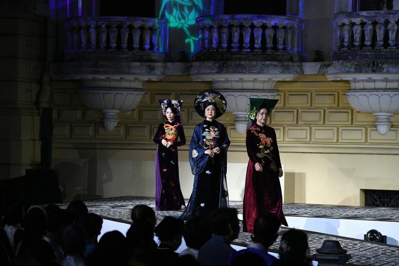 Tuấn Hưng catwalk c&ugrave;ng vợ tại &lsquo;&rsquo;Bước ch&acirc;n di sản 2&rsquo;&rsquo;- Ảnh 5.