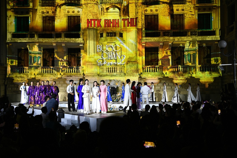 Tuấn Hưng catwalk c&ugrave;ng vợ tại &lsquo;&rsquo;Bước ch&acirc;n di sản 2&rsquo;&rsquo;- Ảnh 4.