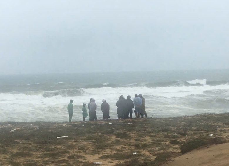 T&agrave;u c&aacute; bị s&oacute;ng đ&aacute;nh ch&igrave;m ở v&ugrave;ng biển Sa Huỳnh, một ngư d&acirc;n mất t&iacute;ch- Ảnh 1.