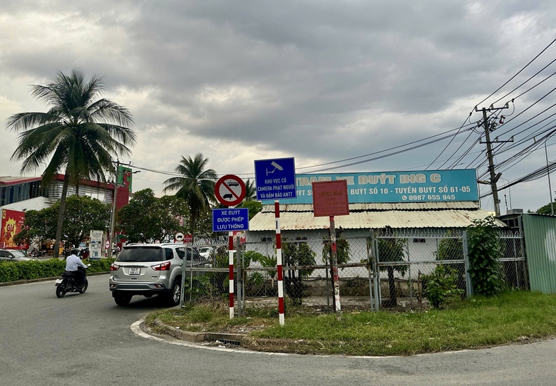 Chỉnh trang hành lang ATGT quốc lộ ở ngã tư Vũng Tàu- Ảnh 5. Chỉnh trang hành lang ATGT quốc lộ ở ngã tư Vũng Tàu- Ảnh 5.