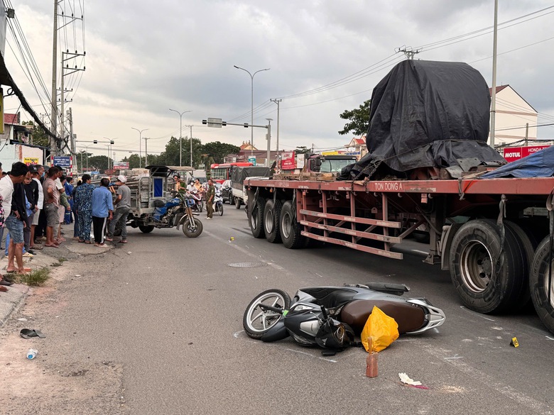 Va chạm với xe đầu k&eacute;o tr&ecirc;n QL51, một phụ nữ tử vong tại chỗ- Ảnh 1.
