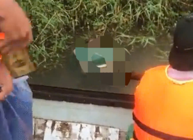 Tìm thấy một nạn nhân mất tích vụ xe rác rơi xuống sông, cách hiện trường hơn 6km- Ảnh 1. Tìm thấy một nạn nhân mất tích vụ xe rác rơi xuống sông, cách hiện trường hơn 6km- Ảnh 1.