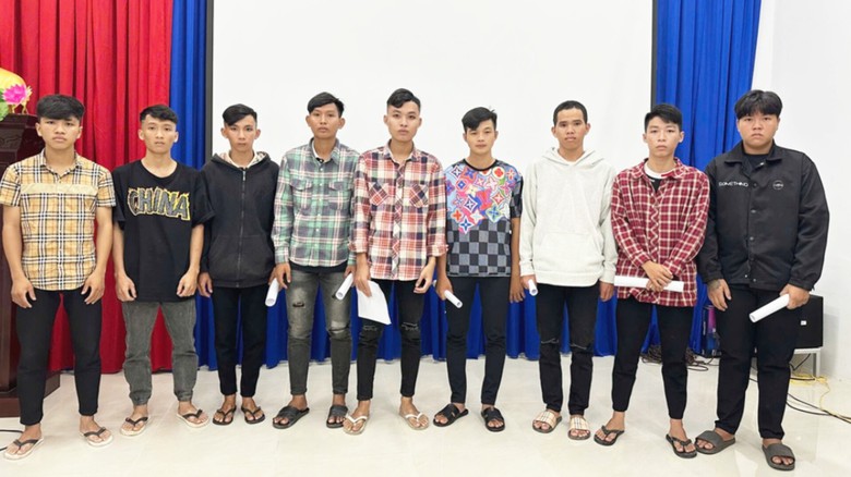 Bắt giam nh&oacute;m thanh ni&ecirc;n ở An Giang mang hung kh&iacute; giải quyết m&acirc;u thuẫn- Ảnh 1.