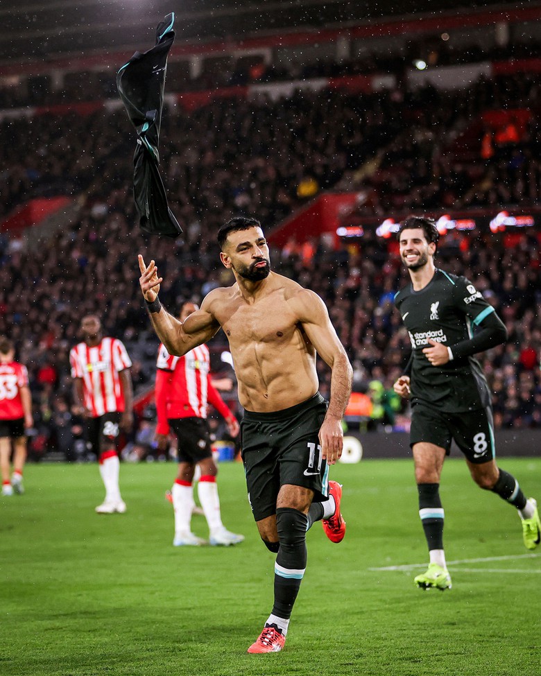 Ngoại hạng Anh: Liverpool thắng kịch t&iacute;nh Southampton, MU mất điểm trước Ipswich - Ảnh 1.