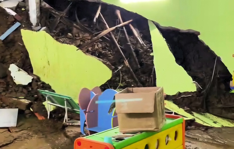 Sạt lở làm sập tường trường học mới khánh thành ở Quảng Nam- Ảnh 1. Sạt lở làm sập tường trường học mới khánh thành ở Quảng Nam- Ảnh 1.