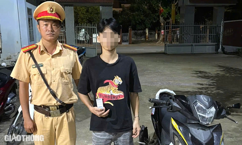 Tuần tra đ&ecirc;m, CSGT xử l&yacute; thanh ni&ecirc;n kh&ocirc;ng c&oacute; GPLX, dương t&iacute;nh với ma t&uacute;y- Ảnh 1.