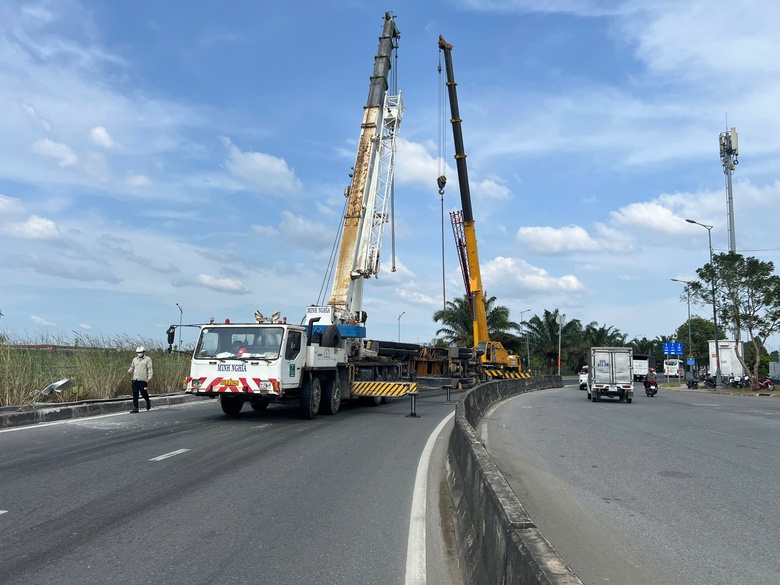 Lật xe container trong khu c&ocirc;ng nghệ cao, t&agrave;i xế v&agrave; phụ xe tho&aacute;t chết- Ảnh 2.