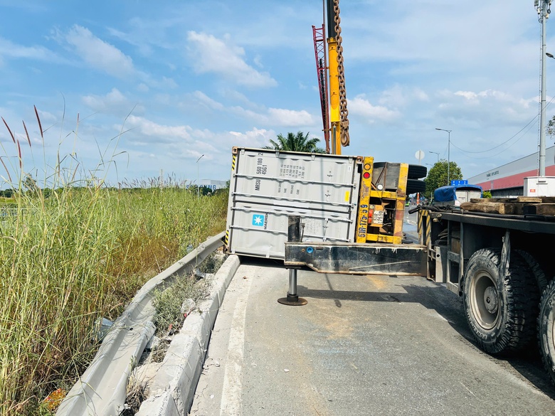 Lật xe container trong khu c&ocirc;ng nghệ cao, t&agrave;i xế v&agrave; phụ xe tho&aacute;t chết- Ảnh 1.