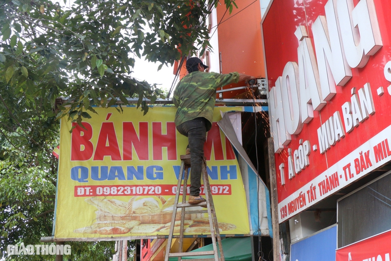 Đắk Mil ra qu&acirc;n lập lại trật tự lấn chiếm h&agrave;nh lang đường bộ, đảm bảo ATGT- Ảnh 1.