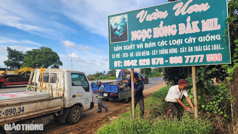 Đắk Mil ra qu&acirc;n lập lại trật tự lấn chiếm h&agrave;nh lang đường bộ, đảm bảo ATGT- Ảnh 4.