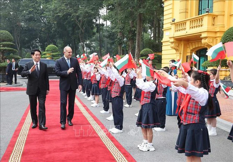 Chủ tịch nước Lương Cường chủ tr&igrave; lễ đ&oacute;n ch&iacute;nh thức Tổng thống Bulgaria- Ảnh 2.