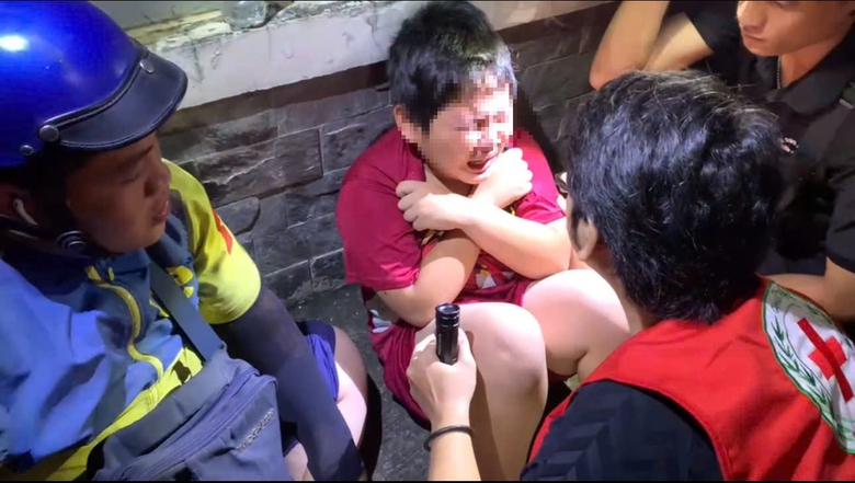 Kịp thời cứu b&eacute; trai bị điện giật mắc kẹt trong đ&aacute;m ch&aacute;y tại TP.HCM- Ảnh 1.