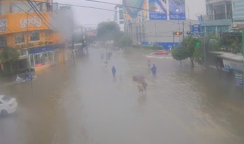 Mưa to, nhiều tuyến đường ở Huế bị ngập, xe cộ b&igrave; b&otilde;m lội nước- Ảnh 1.