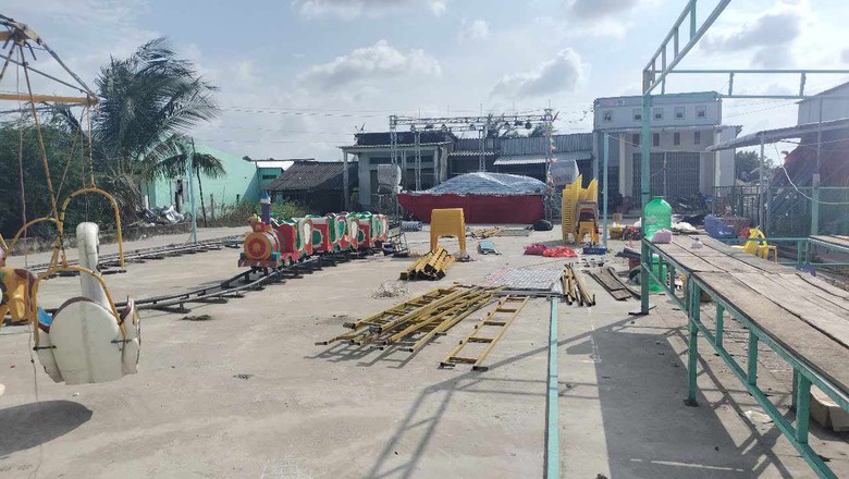 B&eacute; trai 12 tuổi leo cầu thang s&acirc;n khấu bị điện giật tử vong thương t&acirc;m- Ảnh 1.