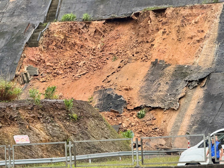 Thừa Thi&ecirc;n - Huế: Mưa lớn g&acirc;y sạt trượt ta luy dương cao tốc La Sơn - T&uacute;y Loan- Ảnh 2.