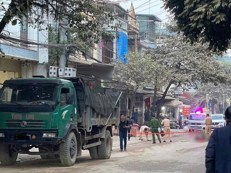 Bất ngờ ngã xuống đường, người đi xe máy bị ô tô cán tử vong- Ảnh 1. Bất ngờ ngã xuống đường, người đi xe máy bị ô tô cán tử vong- Ảnh 1.