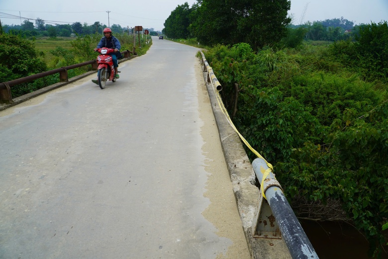 Cận cảnh cầu "thắt cổ chai" tr&ecirc;n đường 100 tỷ tiềm ẩn nguy cơ TNGT- Ảnh 4.