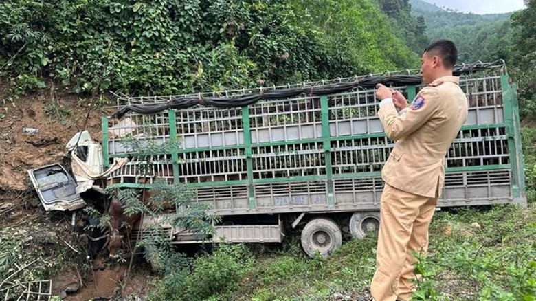 Chiếc xe tải xuống dốc đ&acirc;m v&agrave;o ch&acirc;n đồi khiến t&agrave;i xế tử vong tại chỗ.