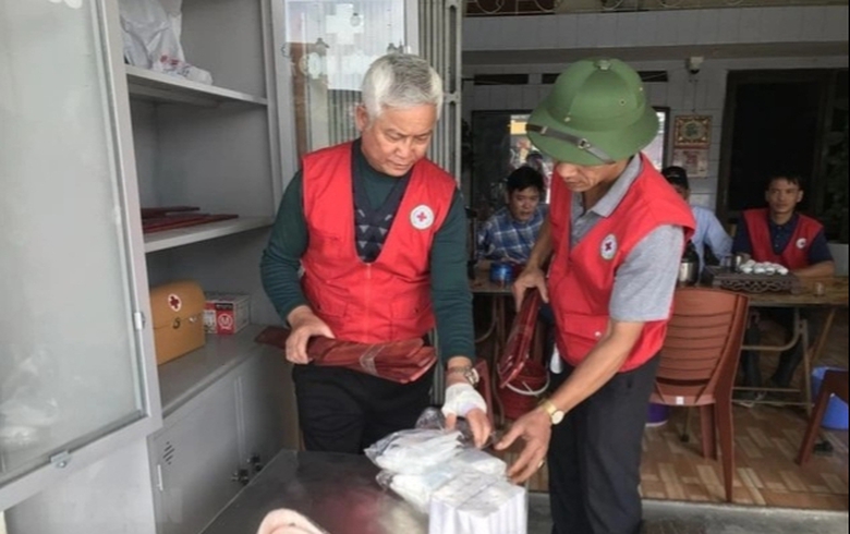 &Ocirc;ng l&atilde;o hơn 30 năm t&igrave;nh nguyện cứu người tr&ecirc;n quốc lộ 5- Ảnh 2.