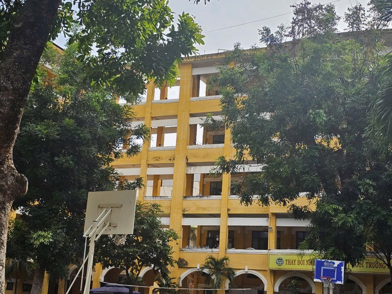 TP.HCM: Nghi ng&atilde; từ tầng 4, một học sinh lớp 11 tử vong- Ảnh 1.