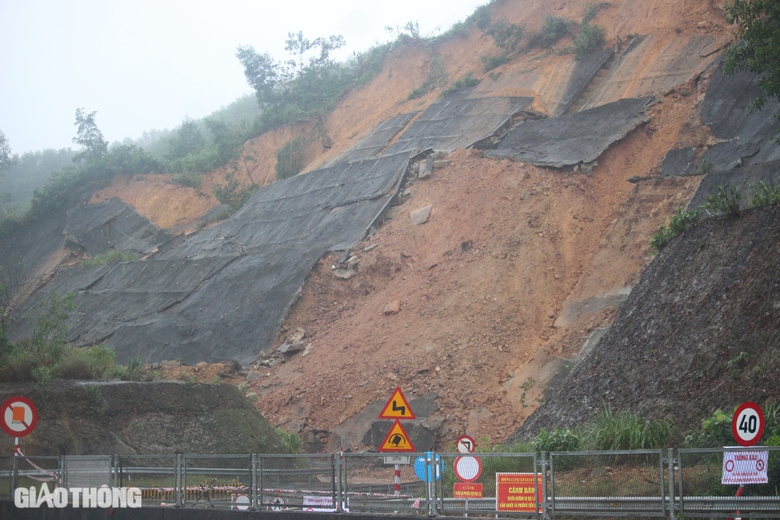 Sẵn s&agrave;ng h&oacute;t dọn đất đ&aacute; tr&ecirc;n tuyến La Sơn - T&uacute;y Loan v&agrave; QL49 ngay khi trời tạnh- Ảnh 1.