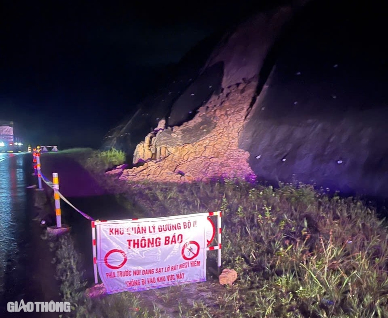 Sẵn s&agrave;ng h&oacute;t dọn đất đ&aacute; tr&ecirc;n tuyến La Sơn - T&uacute;y Loan v&agrave; QL49 ngay khi trời tạnh- Ảnh 4.