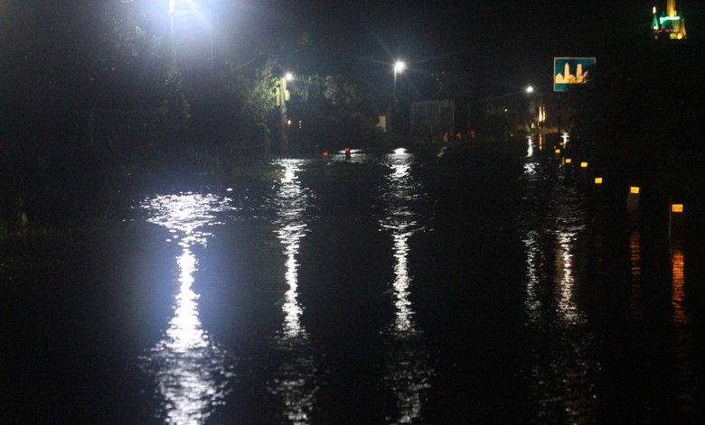 Thừa Thi&ecirc;n Huế: Nước lũ d&acirc;ng cao, QL49B bị ngập s&acirc;u nhiều đoạn- Ảnh 1.