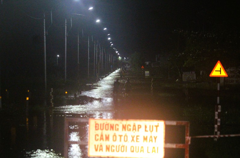 Thừa Thi&ecirc;n Huế: Nước lũ d&acirc;ng cao, QL49B bị ngập s&acirc;u nhiều đoạn- Ảnh 4.