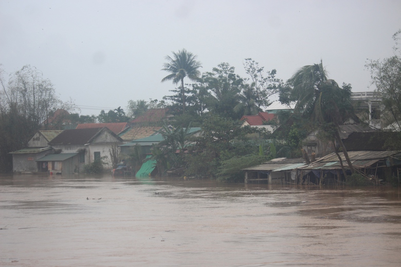 Thừa Thi&ecirc;n Huế: Nước lũ d&acirc;ng cao, QL49B bị ngập s&acirc;u nhiều đoạn- Ảnh 6.