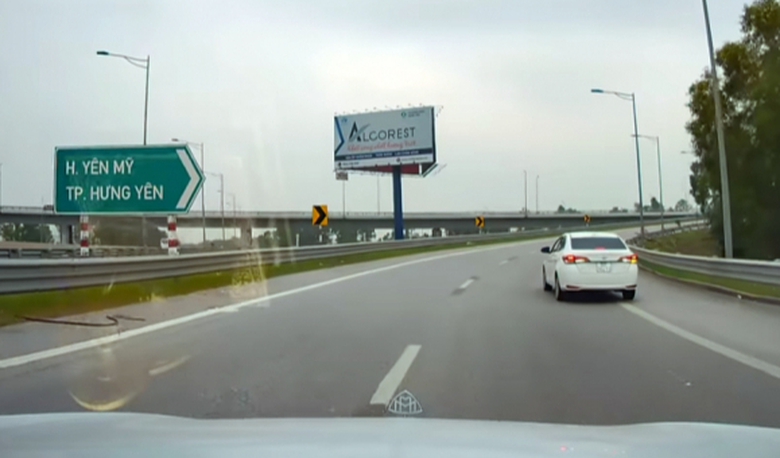 Nam t&agrave;i xế thanh minh g&igrave; khi l&ugrave;i &ocirc; t&ocirc; tr&ecirc;n đường dẫn cao tốc H&agrave; Nội - Hải Ph&ograve;ng?- Ảnh 1.