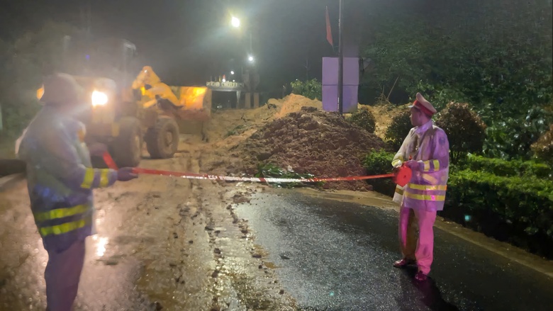 Xuyên đêm khắc phục sạt lở đường Hồ Chí Minh qua Quảng Nam- Ảnh 4. Xuyên đêm khắc phục sạt lở đường Hồ Chí Minh qua Quảng Nam- Ảnh 4.