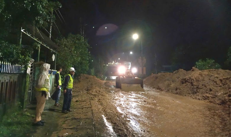Xuyên đêm khắc phục sạt lở đường Hồ Chí Minh qua Quảng Nam- Ảnh 5. Xuyên đêm khắc phục sạt lở đường Hồ Chí Minh qua Quảng Nam- Ảnh 5.