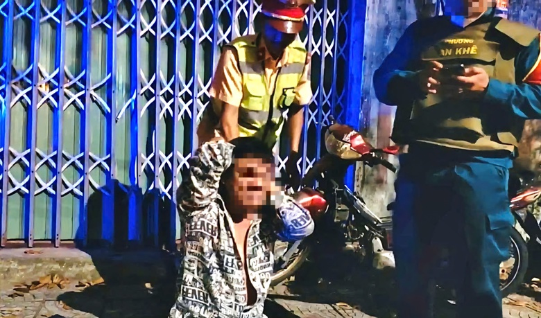 CSGT nổ s&uacute;ng cảnh b&aacute;o, khống chế đối tượng tấn c&ocirc;ng tổ c&ocirc;ng t&aacute;c l&agrave;m nhiệm vụ- Ảnh 1.