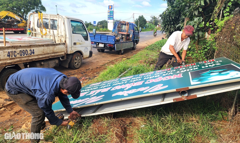 Loạn biển b&aacute;o, quảng c&aacute;o vi phạm h&agrave;nh lang đường Hồ Ch&iacute; Minh- Ảnh 2.