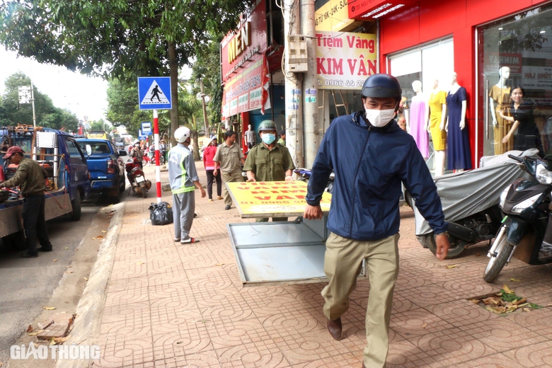 Loạn biển b&aacute;o, quảng c&aacute;o vi phạm h&agrave;nh lang đường Hồ Ch&iacute; Minh- Ảnh 6.