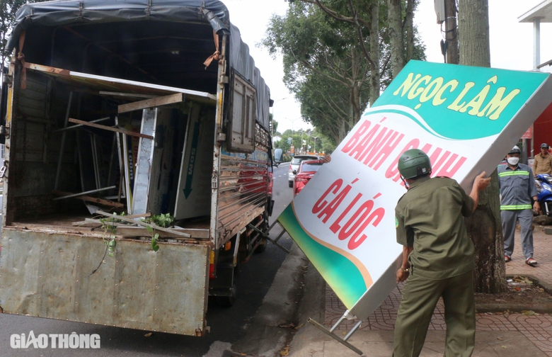 Loạn biển b&aacute;o, quảng c&aacute;o vi phạm h&agrave;nh lang đường Hồ Ch&iacute; Minh- Ảnh 8.