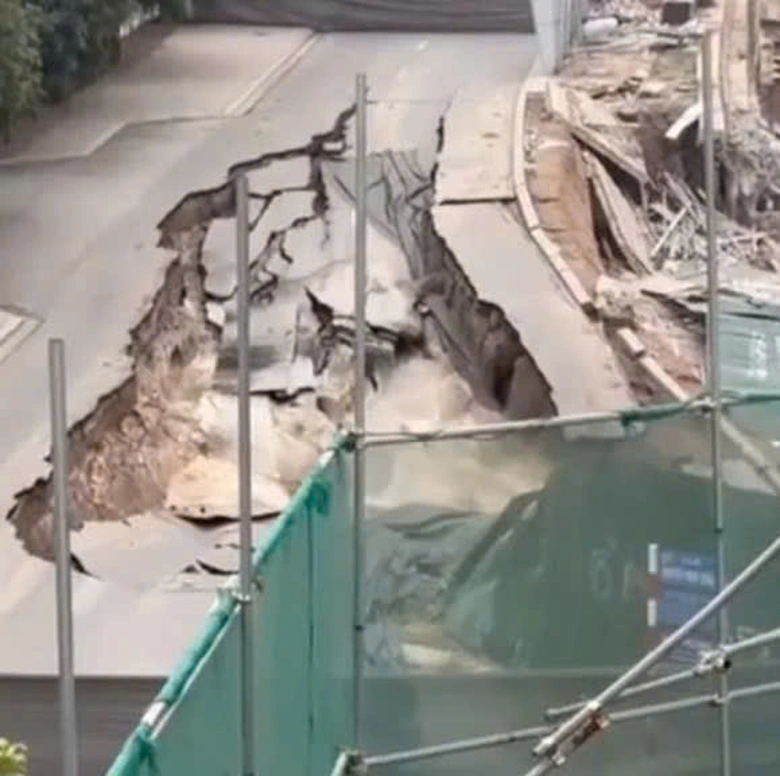 H&agrave; Nội sạt lở nghi&ecirc;m trọng tr&ecirc;n tuyến đường ở quận Long Bi&ecirc;n- Ảnh 1.