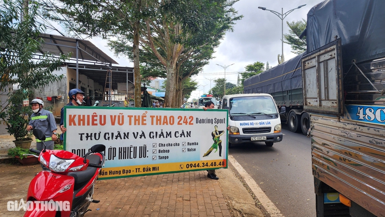 Loạn biển b&aacute;o, quảng c&aacute;o vi phạm h&agrave;nh lang đường Hồ Ch&iacute; Minh- Ảnh 5.