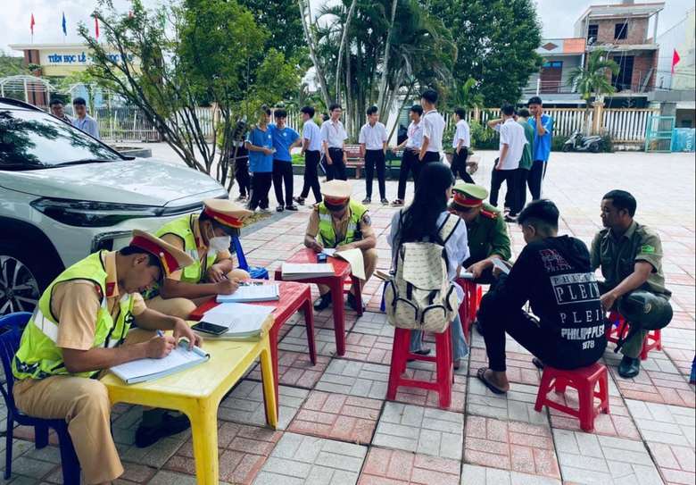 Học sinh đi xe m&aacute;y đến trường ph&acirc;n bua xe đạp hỏng, CSGT ki&ecirc;n quyết xử phạt- Ảnh 4.