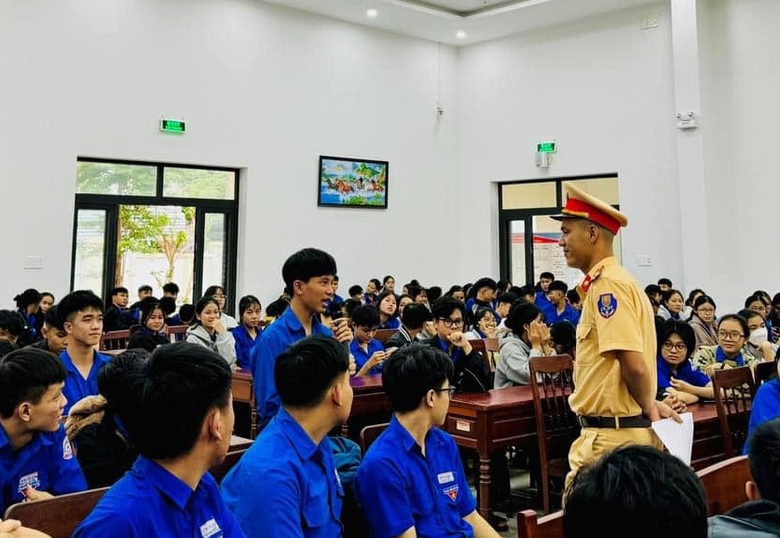 Học sinh đi xe m&aacute;y đến trường ph&acirc;n bua xe đạp hỏng, CSGT ki&ecirc;n quyết xử phạt- Ảnh 2.