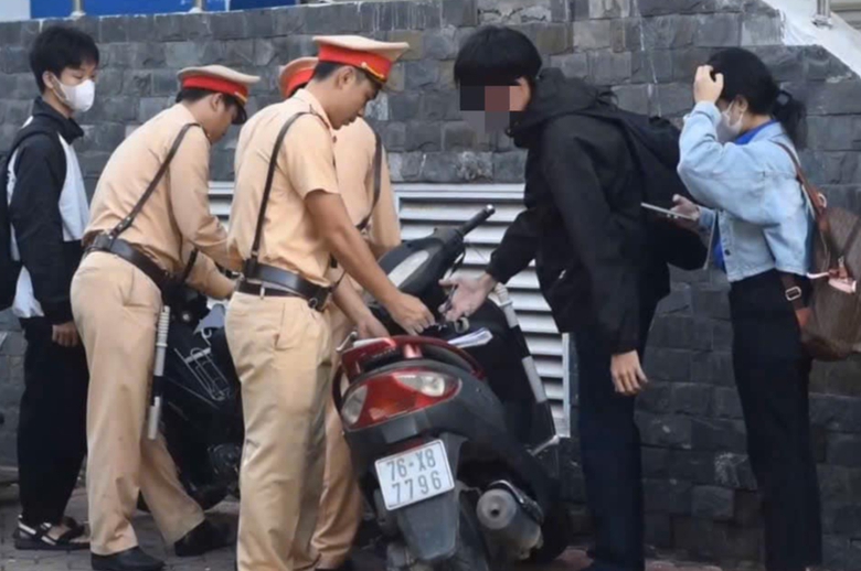 Học sinh đi xe m&aacute;y đến trường ph&acirc;n bua xe đạp hỏng, CSGT ki&ecirc;n quyết xử phạt- Ảnh 1.